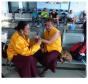  藏醫為仁波切把脈聽診。