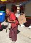  額珠喇嘛揹負物品，不知道膝蓋的傷是否好了?