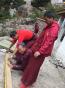  參位喇嘛做木工，前方那位是強久林佛學院的堪布老師